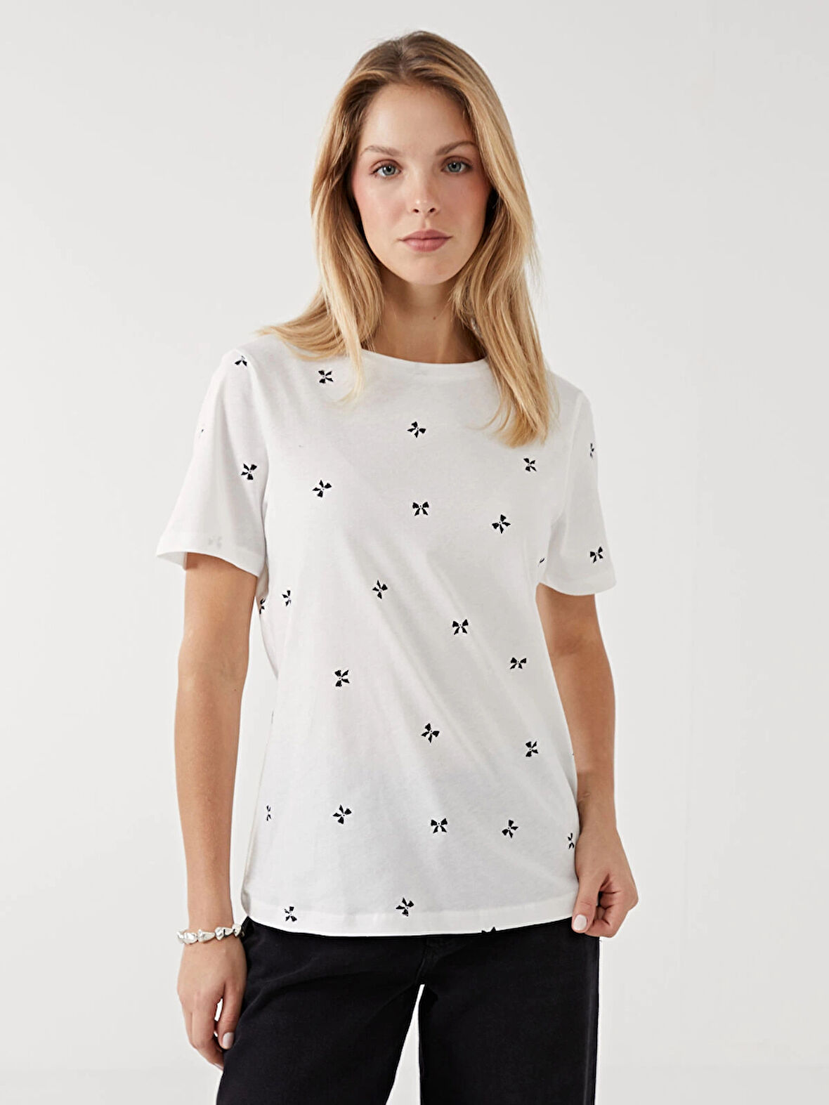 LCWAIKIKI Classic Ekru Bisiklet Yaka Desenli Kadın Tişört