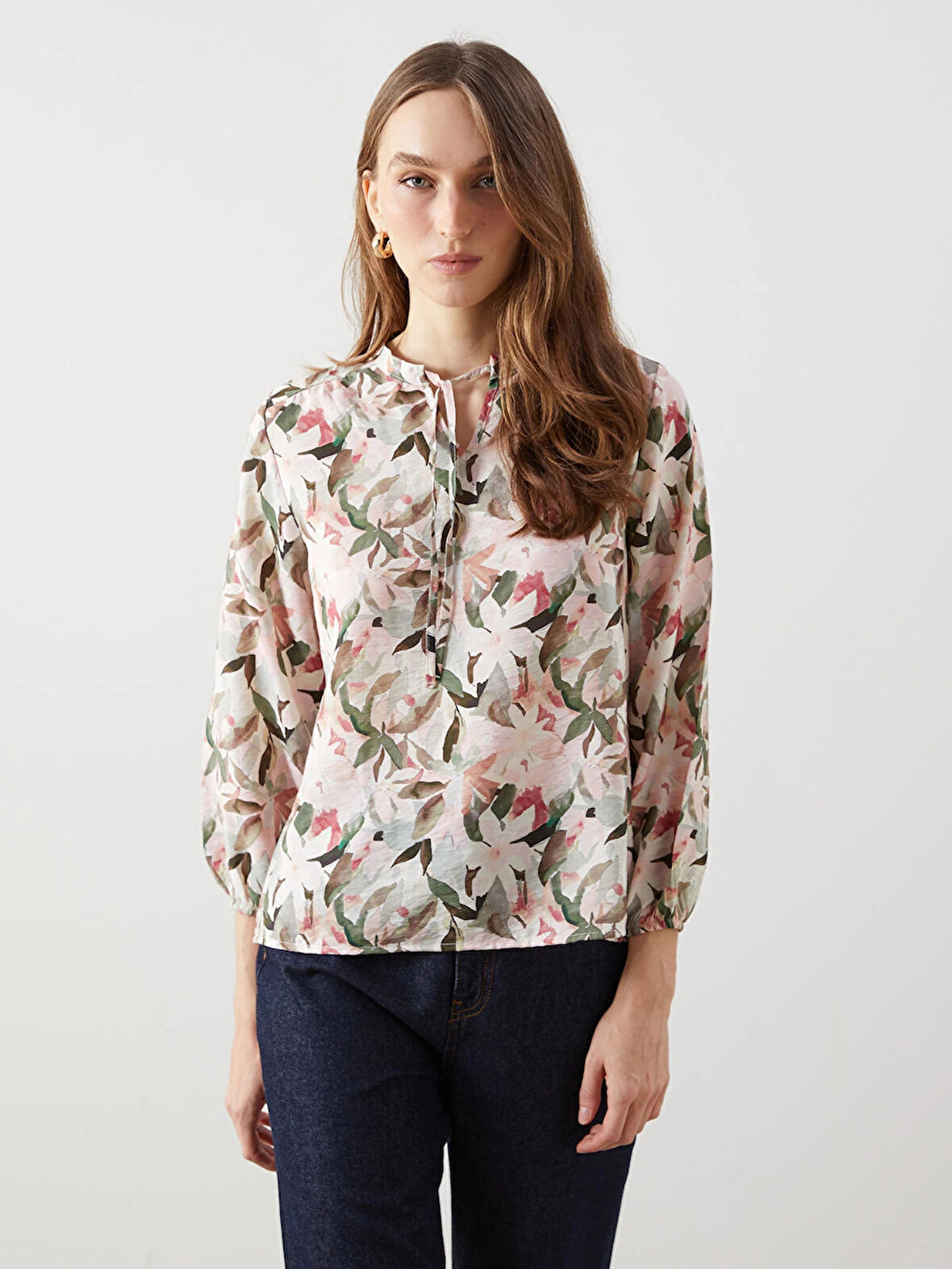 LCWAIKIKI Classic Karişik Bağlamalı Yaka Çiçekli Kadın Bluz