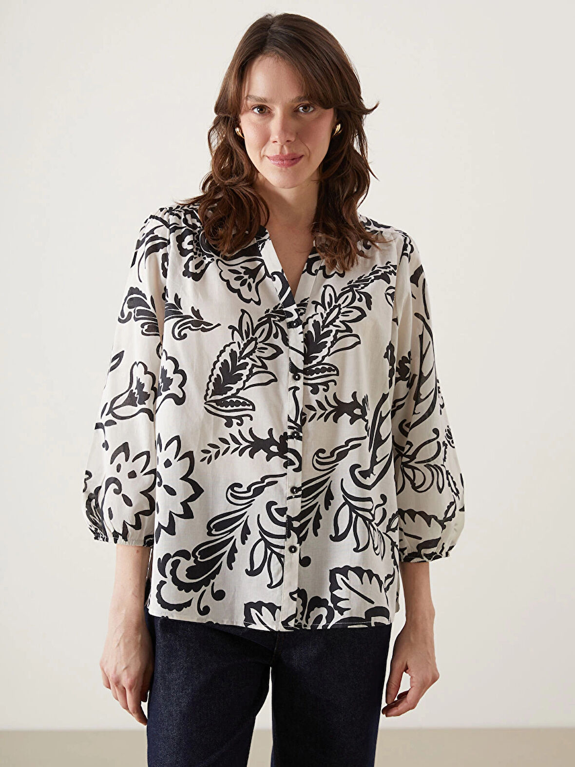 LCWAIKIKI Classic Siyah Kaçık Yaka Çiçekli Kadın Bluz