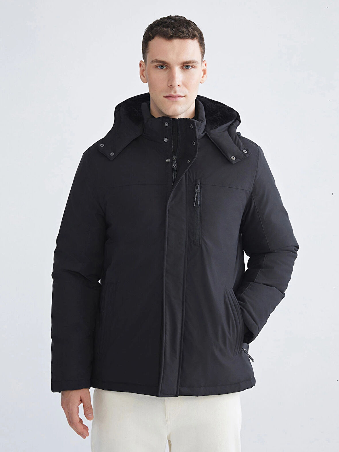 LCWAIKIKI Classic Siyah Standart Kalıp Kapüşonlu Erkek Mont