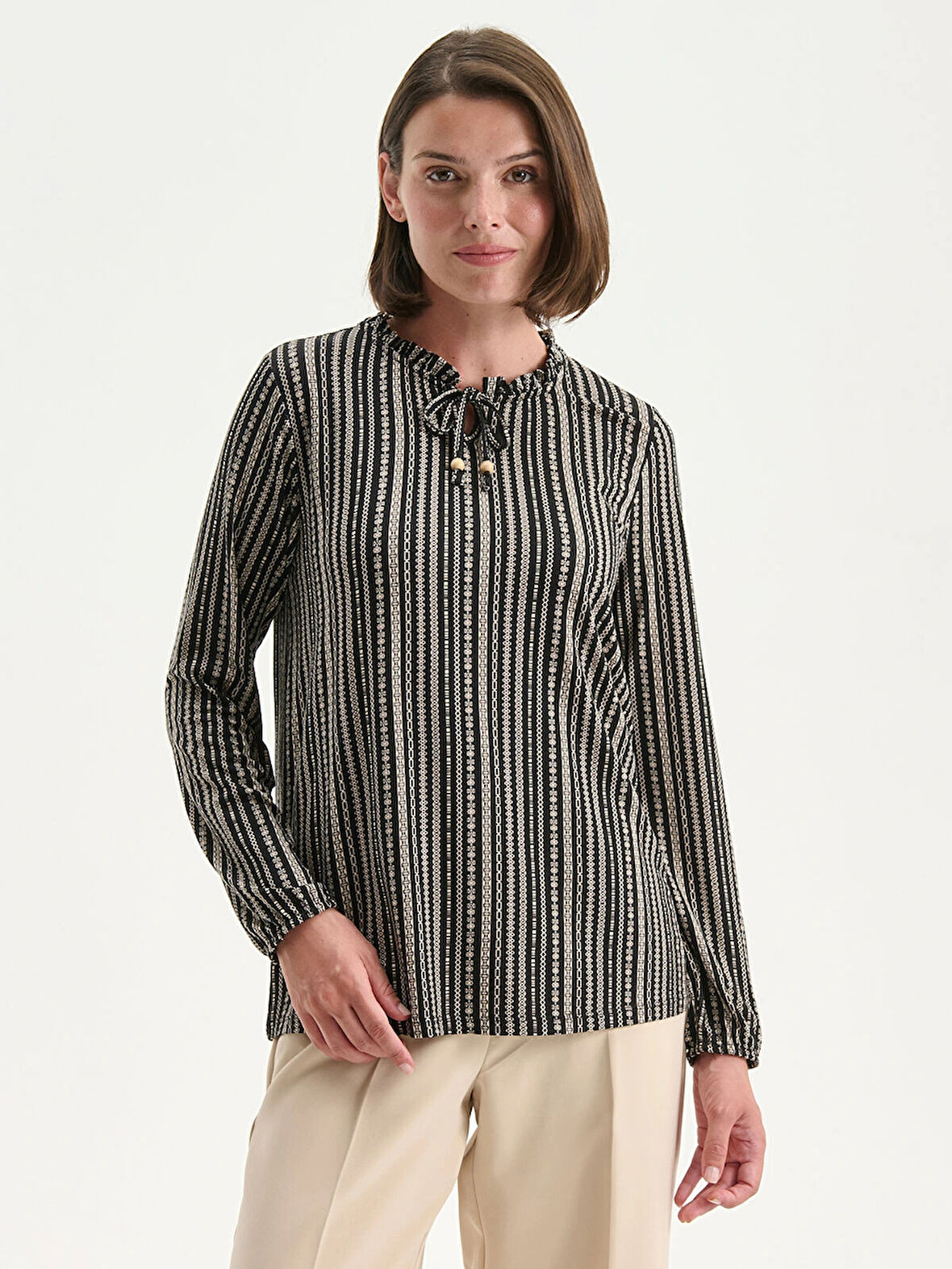 LCW Grace Siyah Bağlamalı Yaka Desenli Bluz