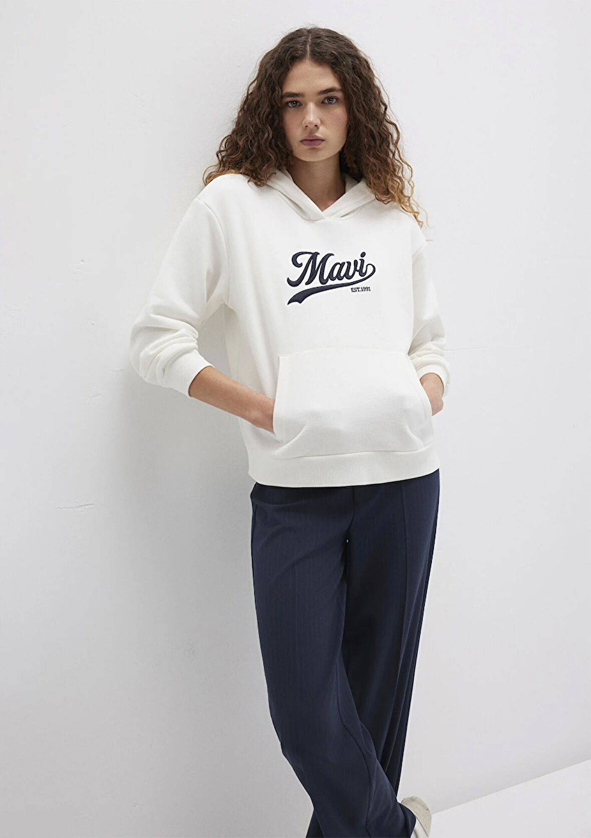 Mavi Logo Baskılı Kapüşonlu Beyaz Sweatshirt 1S10420-80194