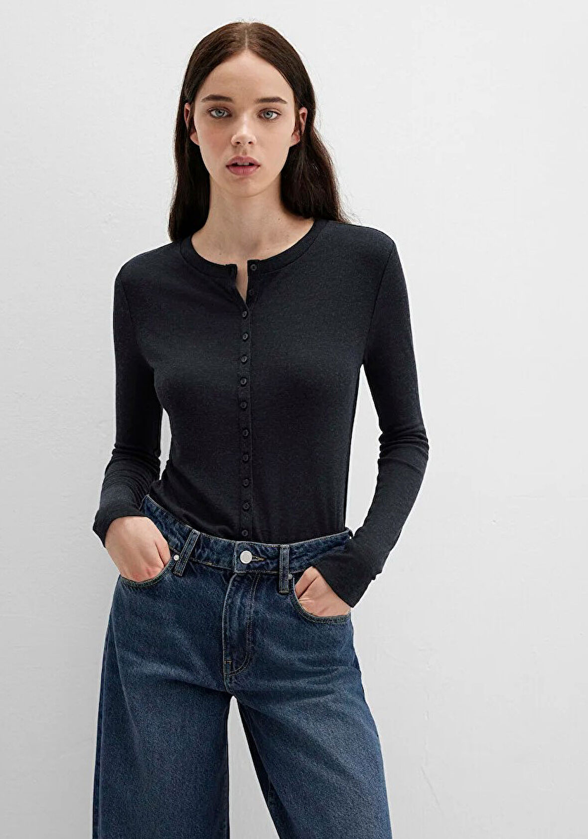 Mavi M1613652-80022 Düğme Detaylı Siyah Uzun Kollu T-Shirt Kadın Tişört