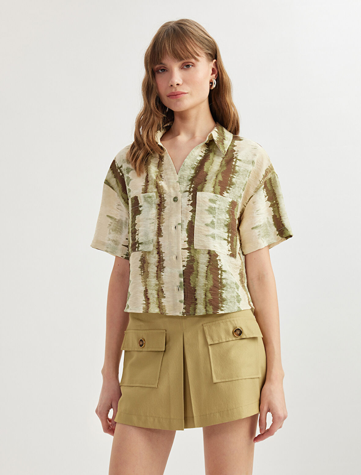 Aplike Çift Cep Detaylı Batik Desenli Viskon Kısa Kollu Crop Gömlek
