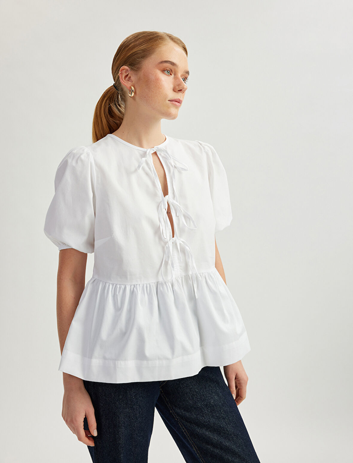 Pamuklu Önden Fiyonk Bağlamalı Kısa Balon Kollu Oversize Poplin Bluz