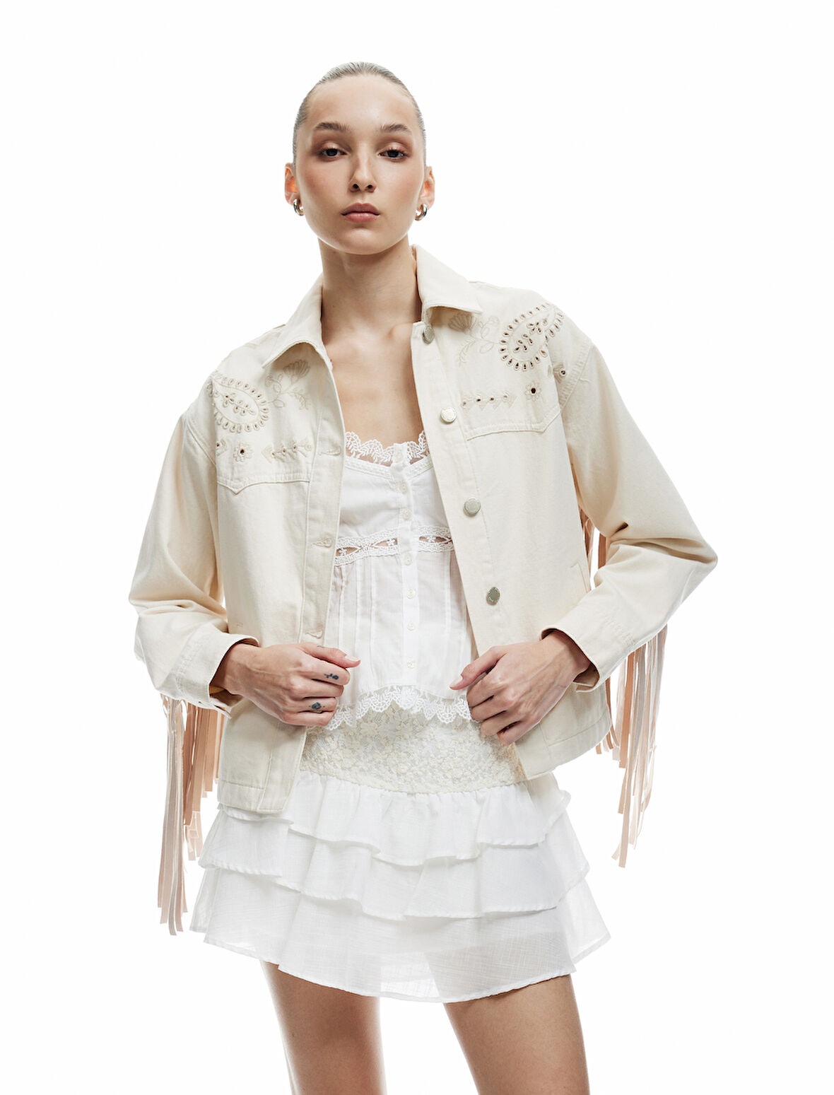 Uzun Kollu Klasik Yaka Nakış Detaylı Düğmeli Cepli Püsküllü Gömlek Ceket