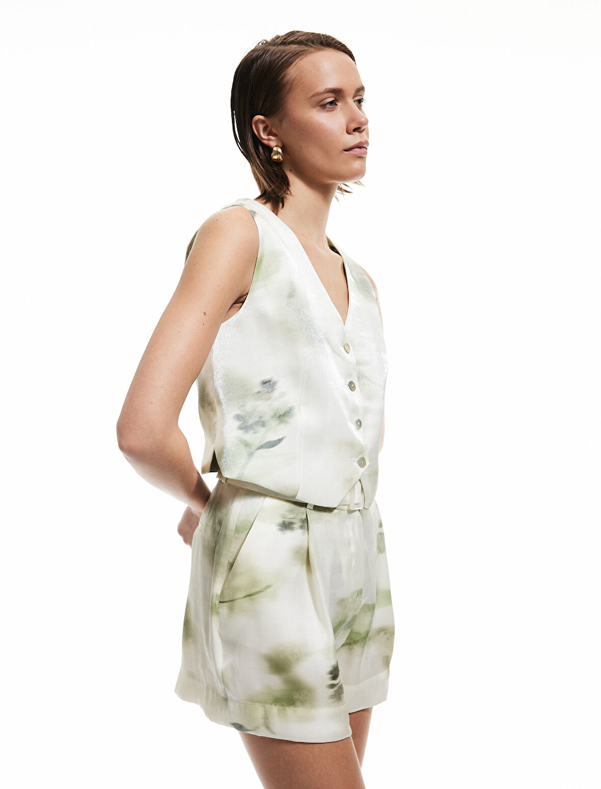 Normal Bel Cepli Kemerli Batik Desenli Saten Şort