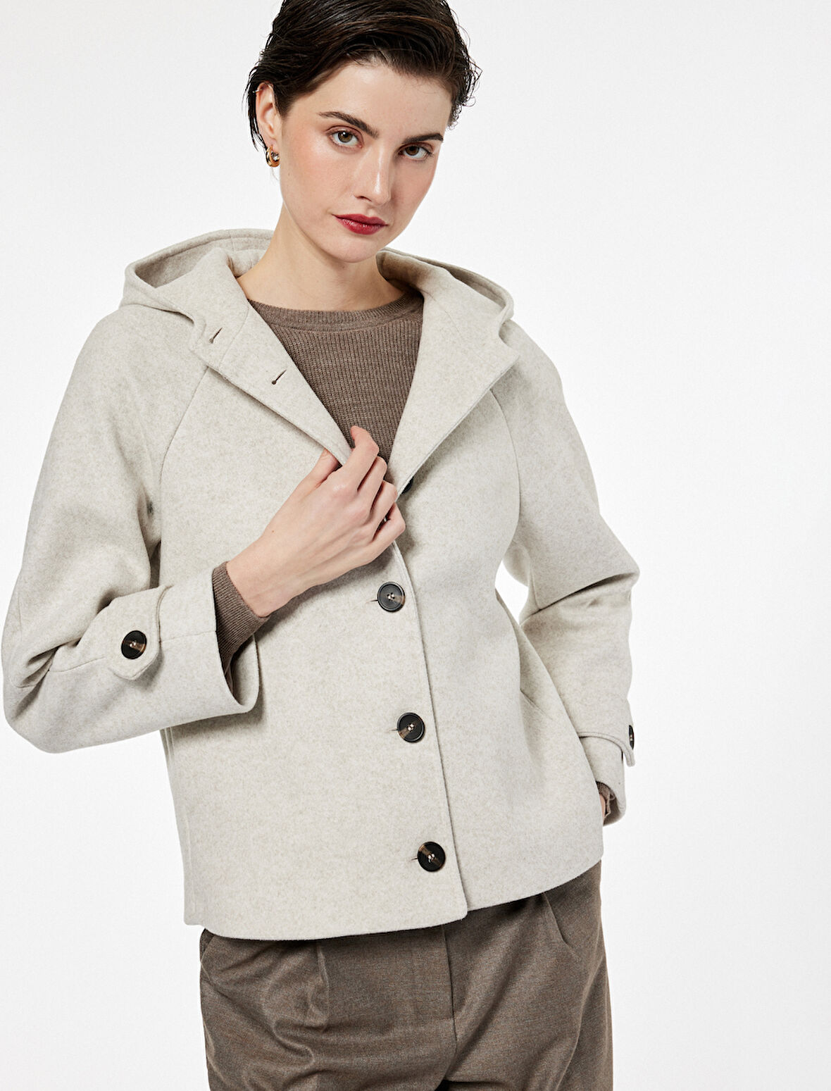 Uzun Kollu Cepli Düğmeli Kapüşonlu Kısa Kaşe Kaban