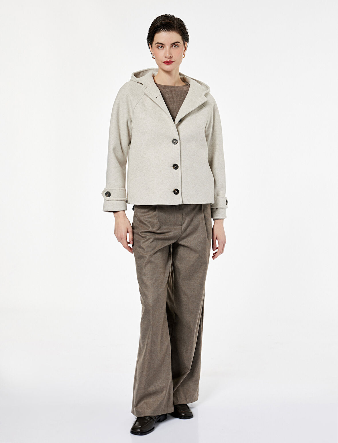 Uzun Kollu Cepli Düğmeli Kapüşonlu Kısa Kaşe Kaban