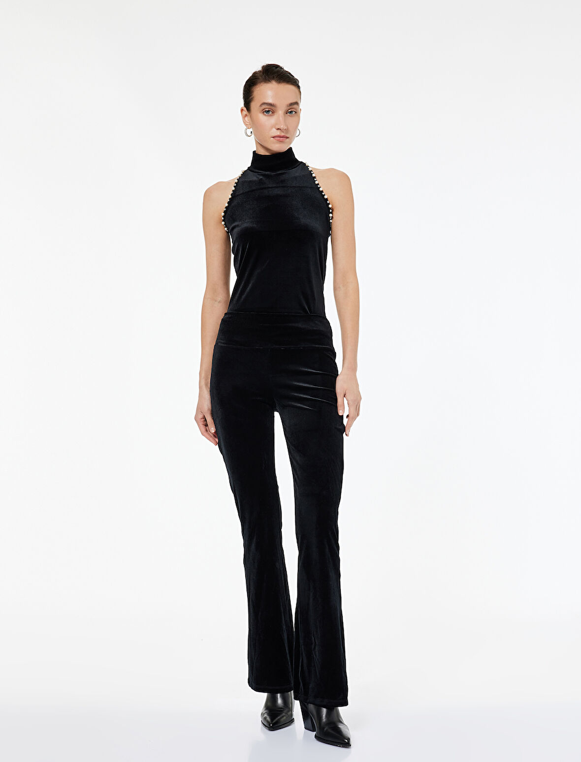 Slim Fit Kolsuz İnci Detaylı Dik Halter Yaka Kadife Bluz