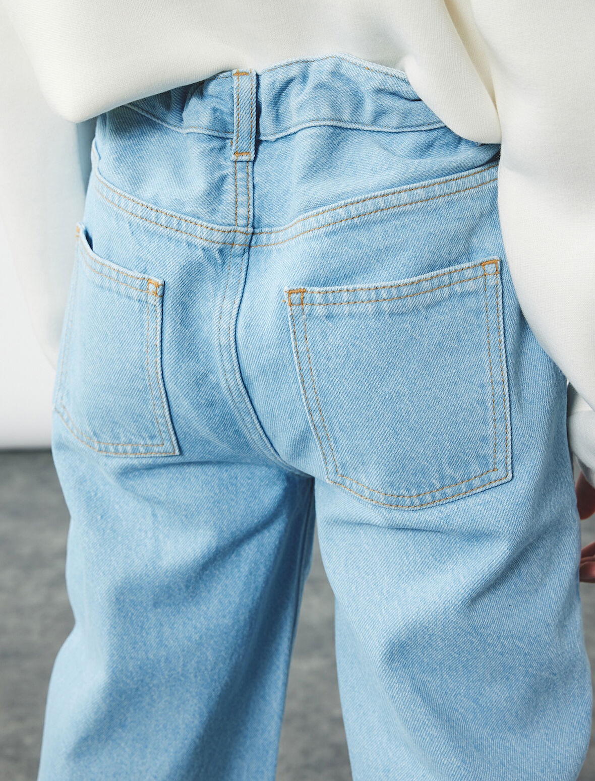 Pamuklu Cep Detaylı Rahat Kesim Geniş Paça Denim Pantolon