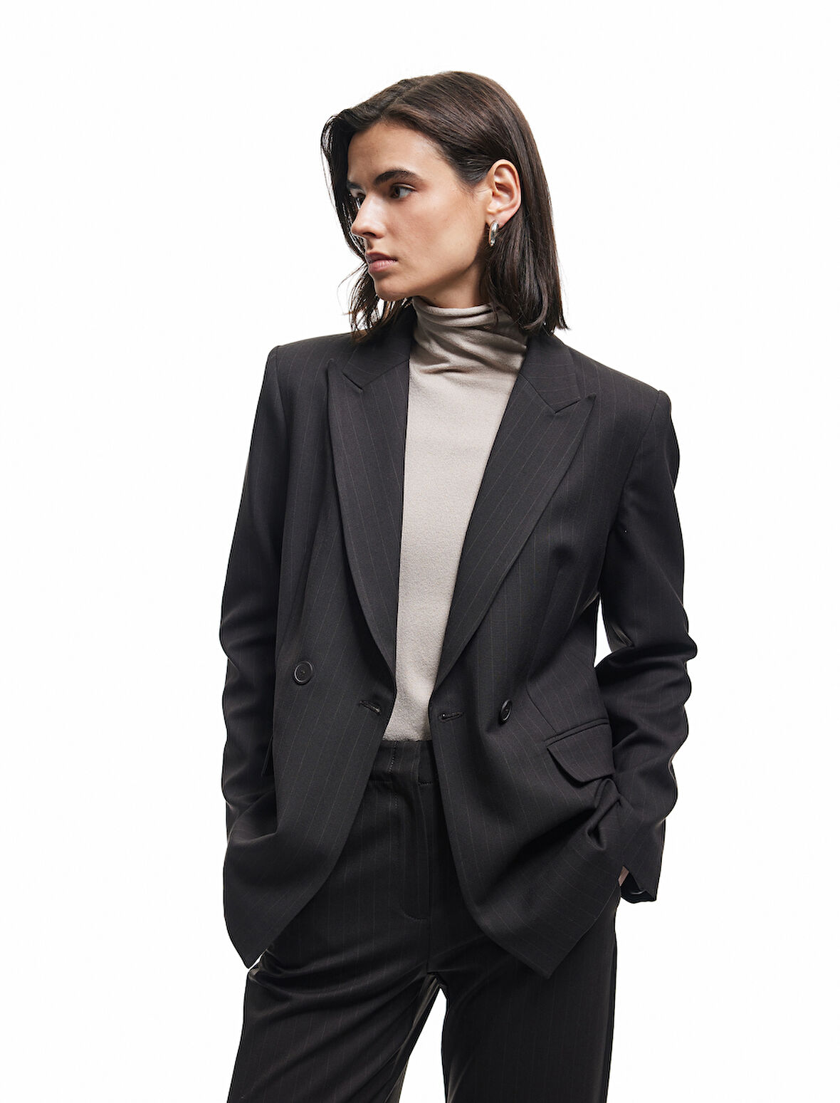 Kapaklı Çift Cepli Uzun Kollu Kruvaze Blazer Ceket