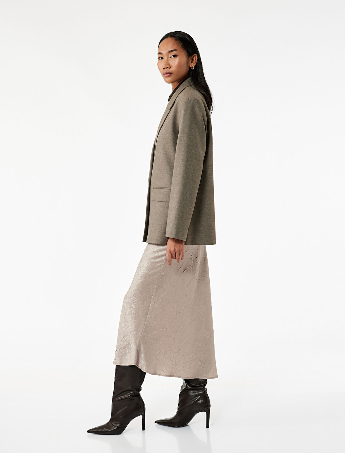 Slim Fit Balık Kesim Dokulu Midi Saten Etek
