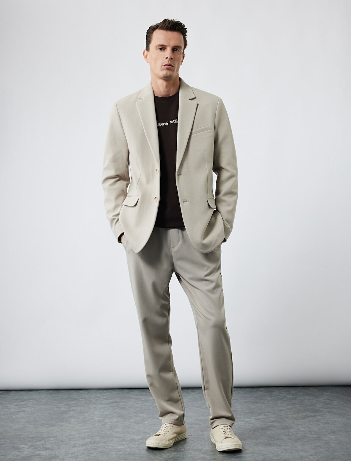 Uzun Kollu Kapaklı Cep Detaylı Düğmeli Slim Fit Mono Yaka Blazer Ceket