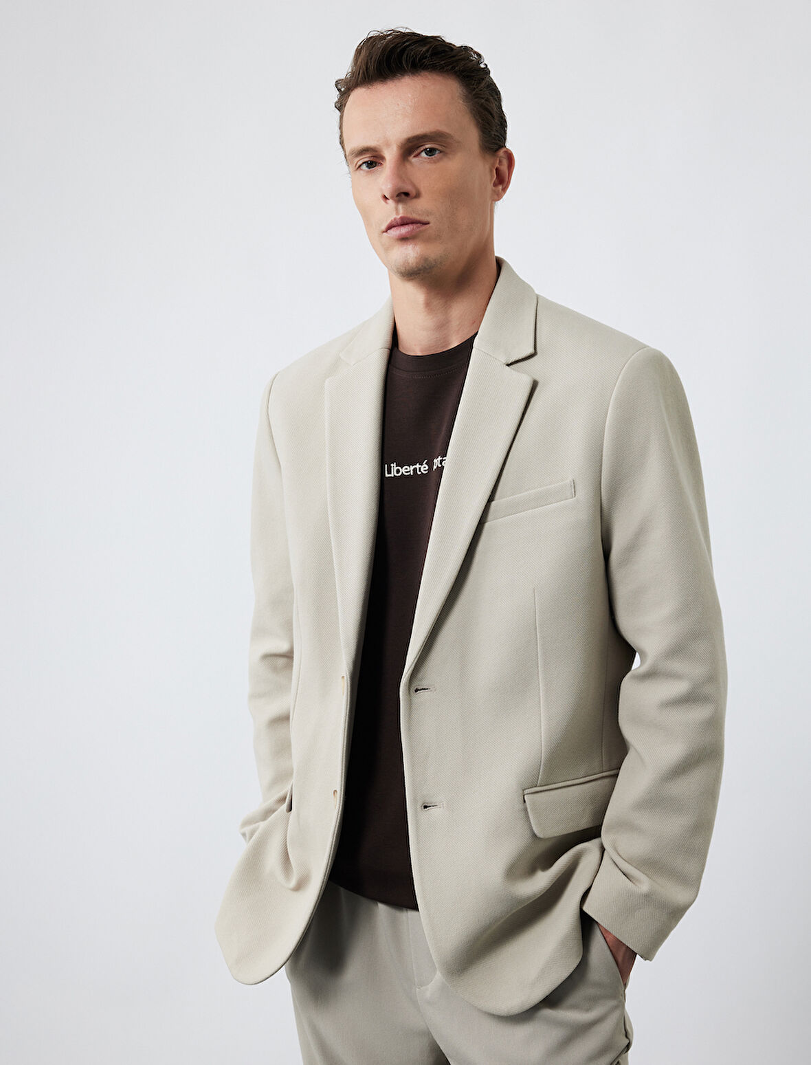 Uzun Kollu Kapaklı Cep Detaylı Düğmeli Slim Fit Mono Yaka Blazer Ceket