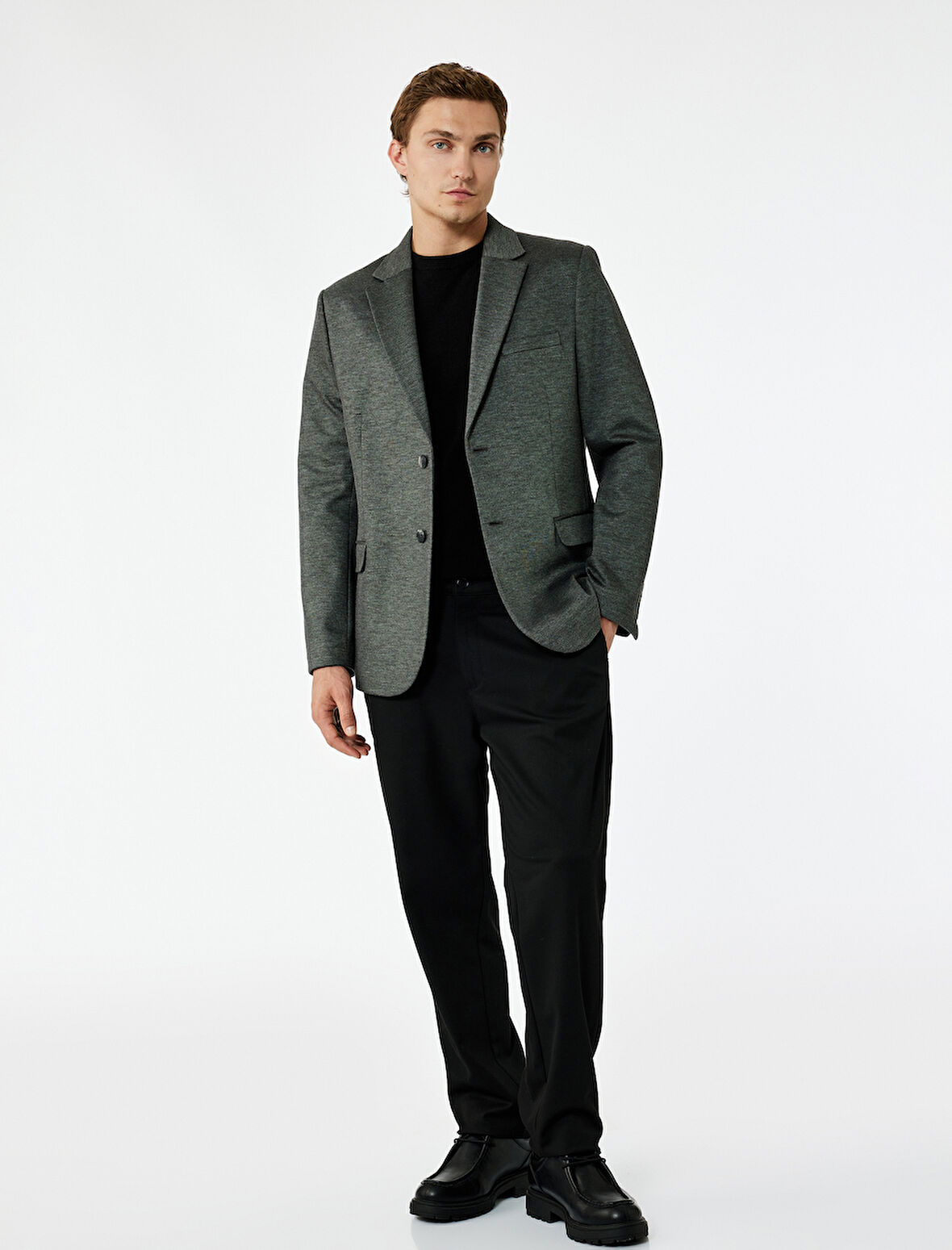 Uzun Kollu Kapaklı Cep Detaylı Düğmeli Slim Fit Mono Yaka Blazer Ceket