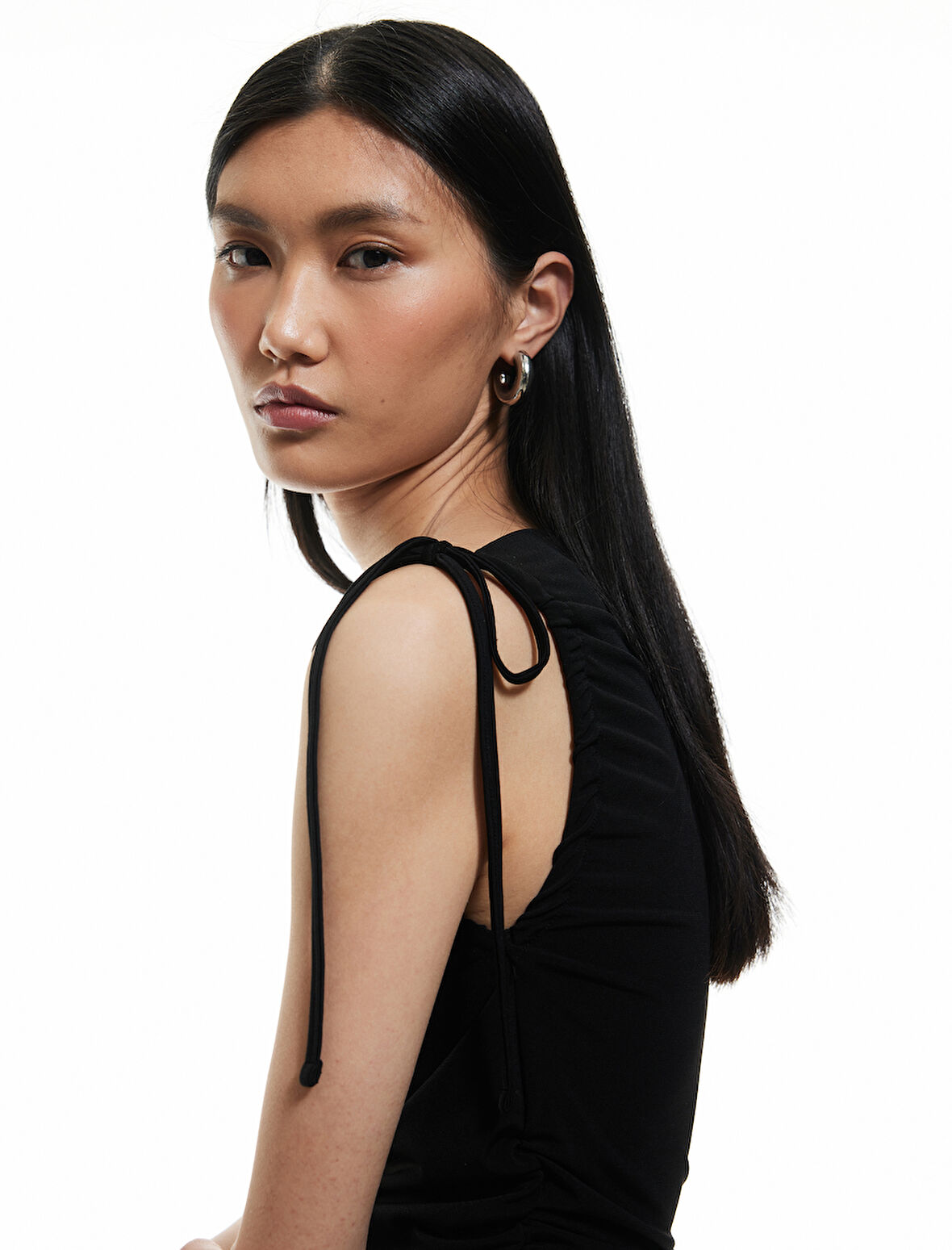 Drapeli Fiyonk Bağlama Detaylı Düz Yaka Kolsuz Body