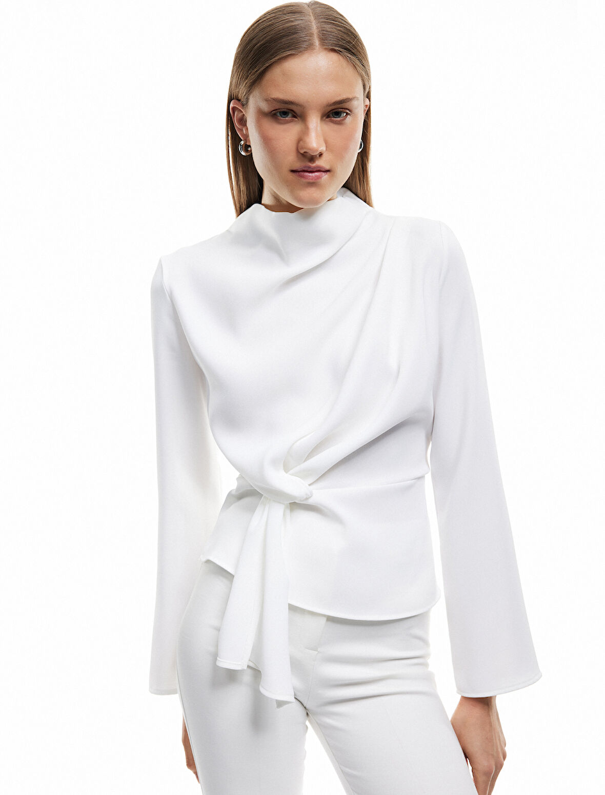 Uzun Kollu Düğüm Detaylı Dik Yaka Bluz