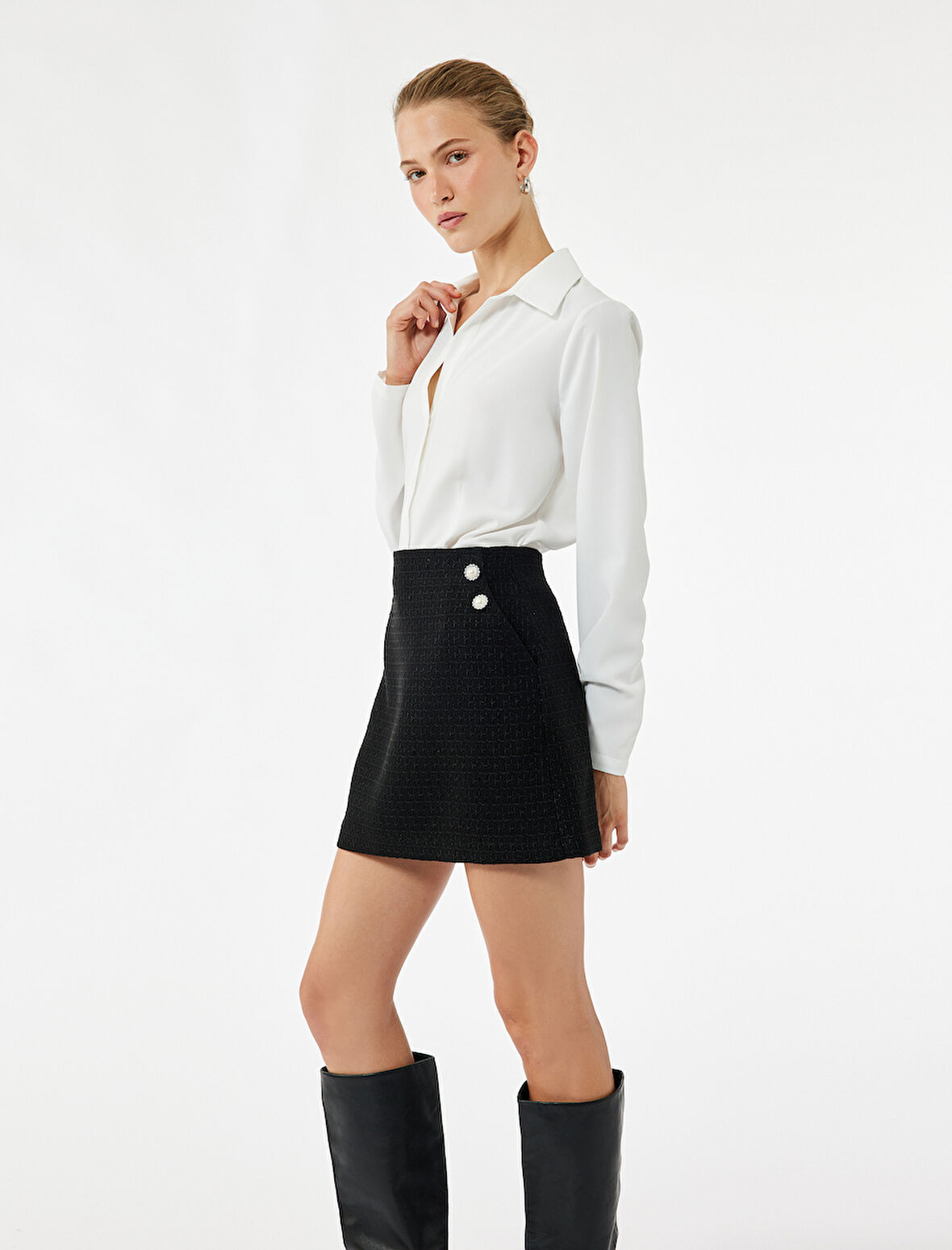 A Kesim Cepli İnci Düğme Detaylı Mini Tüvit Etek