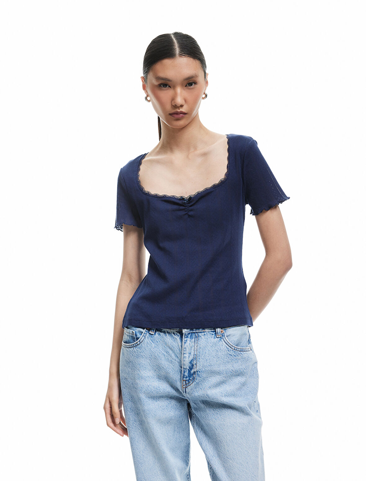 Pamuklu Büzgülü Slim Fit Kısa Kollu Kare Yaka Tişört