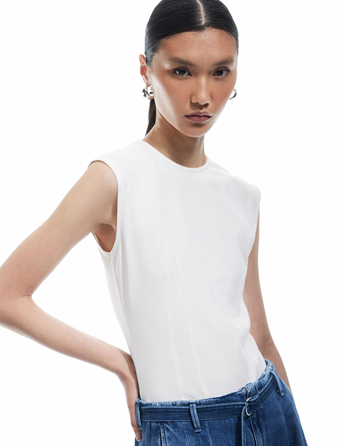 Pamuklu Slim Fit Arkadan Kapama Detaylı Sıfır Kol Tişört