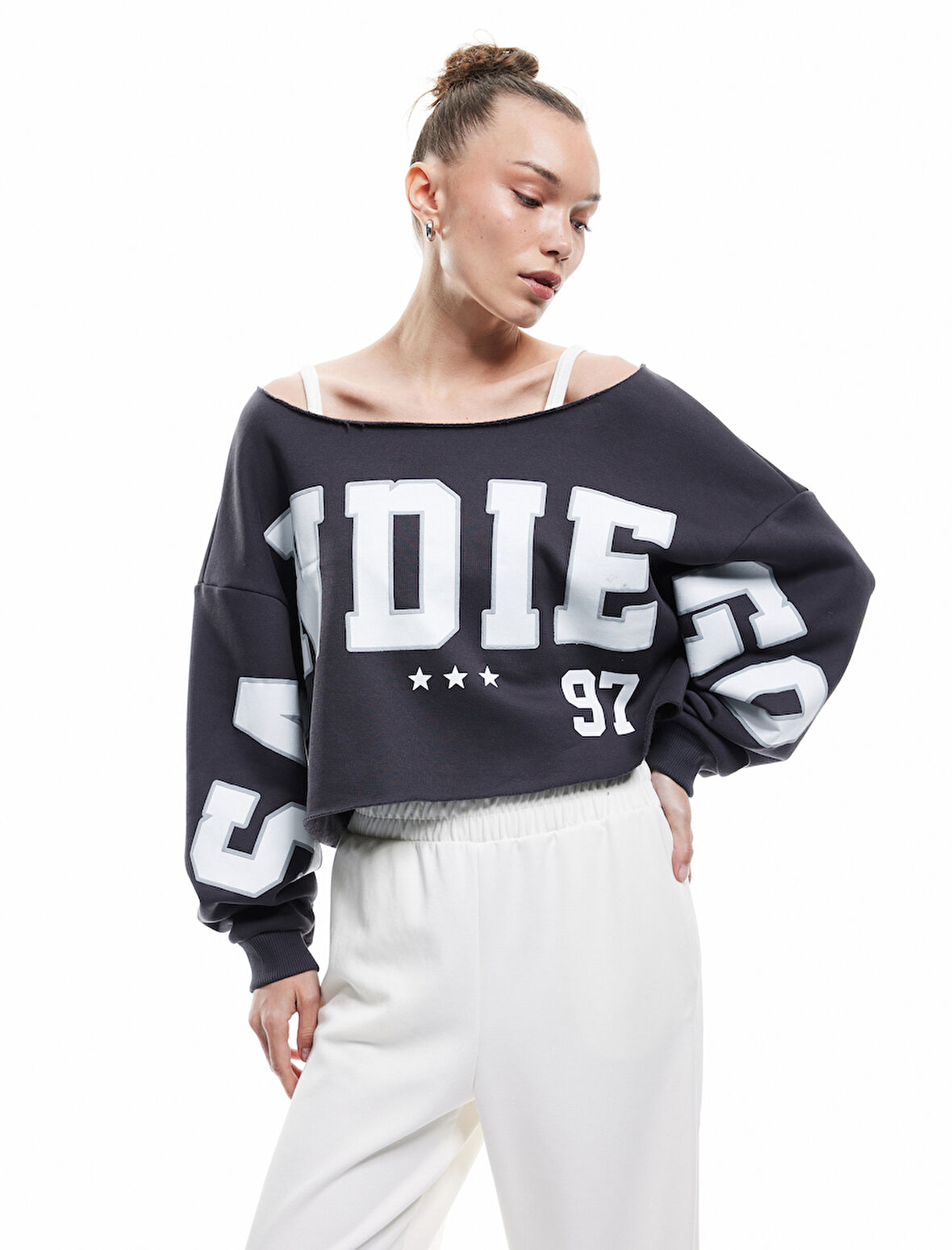 Uzun Kollu Şardonlu Oversize Kayık Yaka Baskılı Crop Sweatshirt