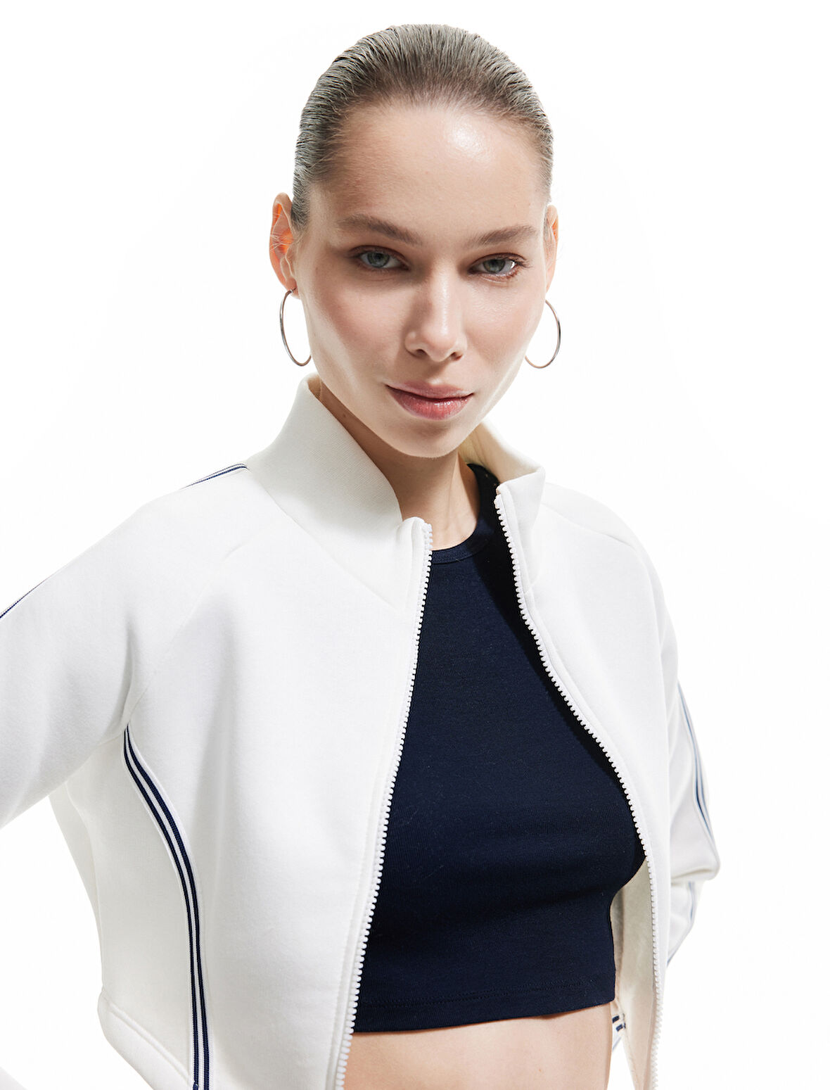 Şerit Detaylı Dik Yaka Üç İplik Şardonlu Fermuarlı Crop Sweatshirt