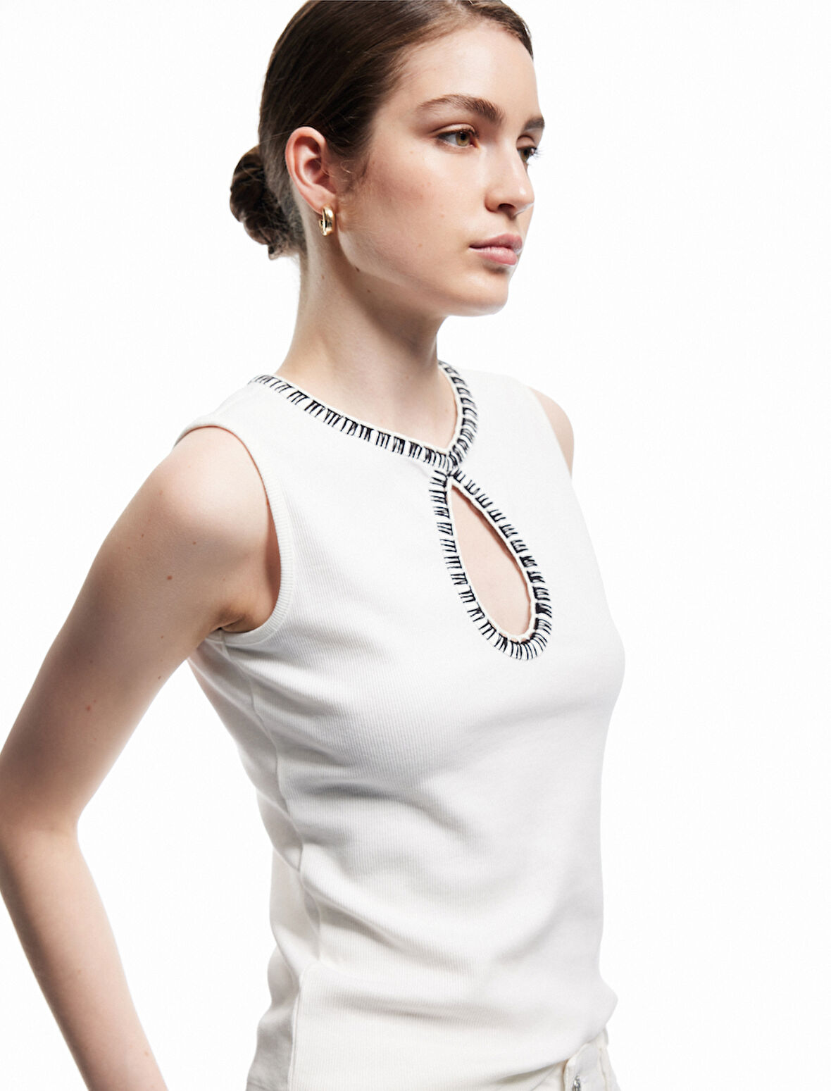 Pamuklu Slim Fit Renk Kontrastlı Pencere Detaylı Kroşe Detaylı Kolsuz Tişört