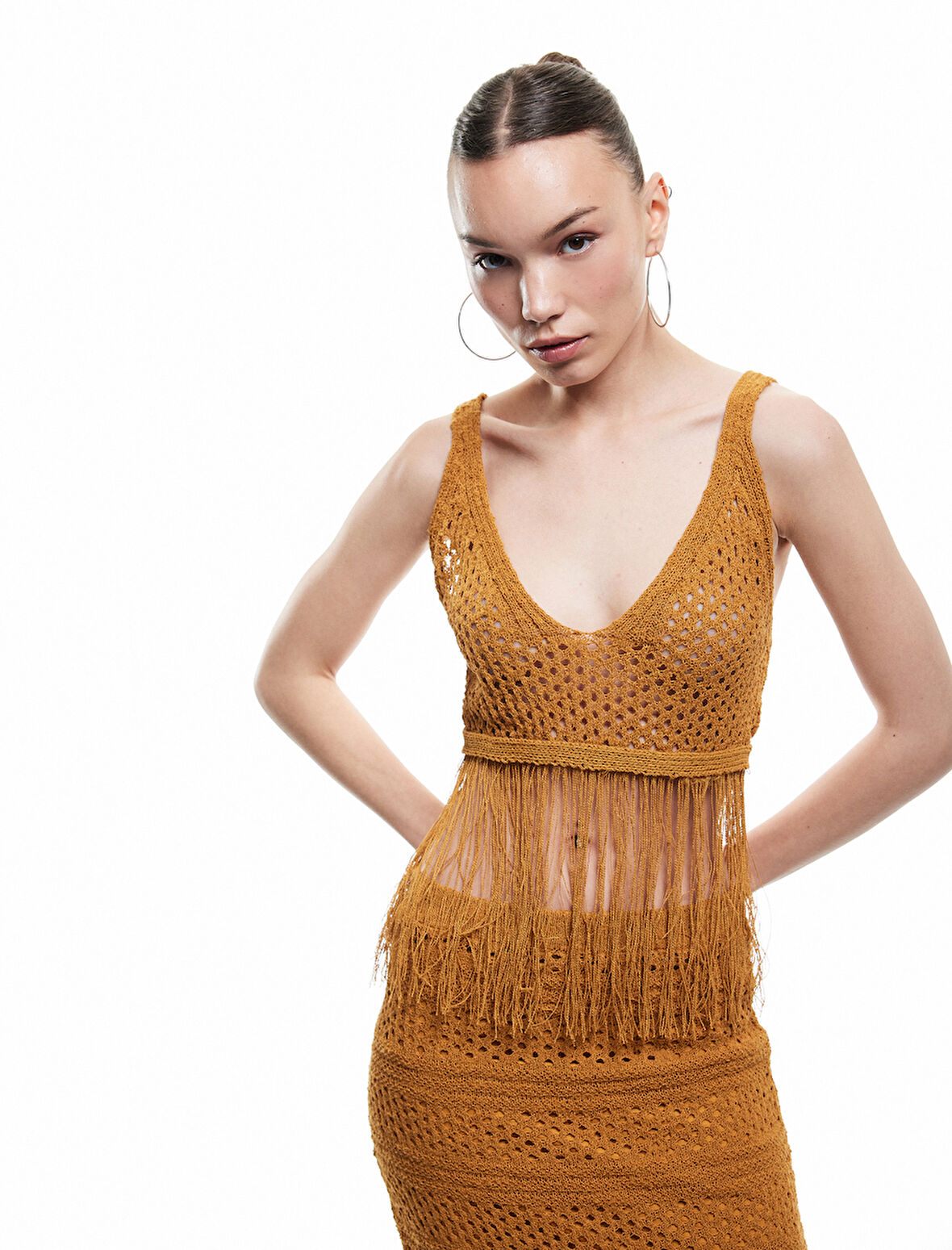 Püsküllü V Yaka Kolsuz Sırt Detaylı Slim Fit Kroşe Crop Bluz