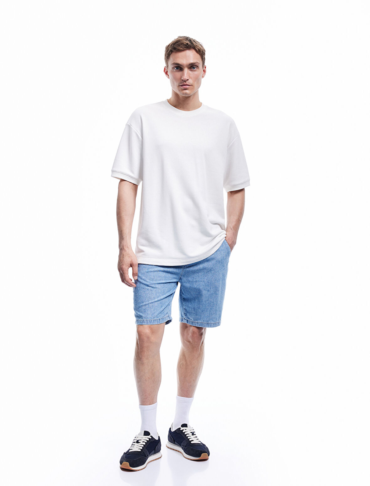 Pamuklu Bol Cep Detaylı Oversize Beli Bağcıklı Bermuda Jean Şort