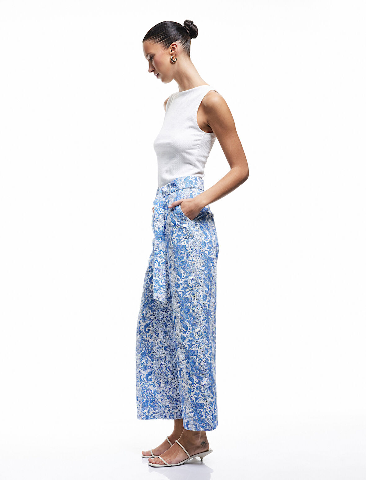 Pamuklu Astarlı Cepli Kemer Detaylı Fistolu Çiçekli Geniş Paça Pantolon