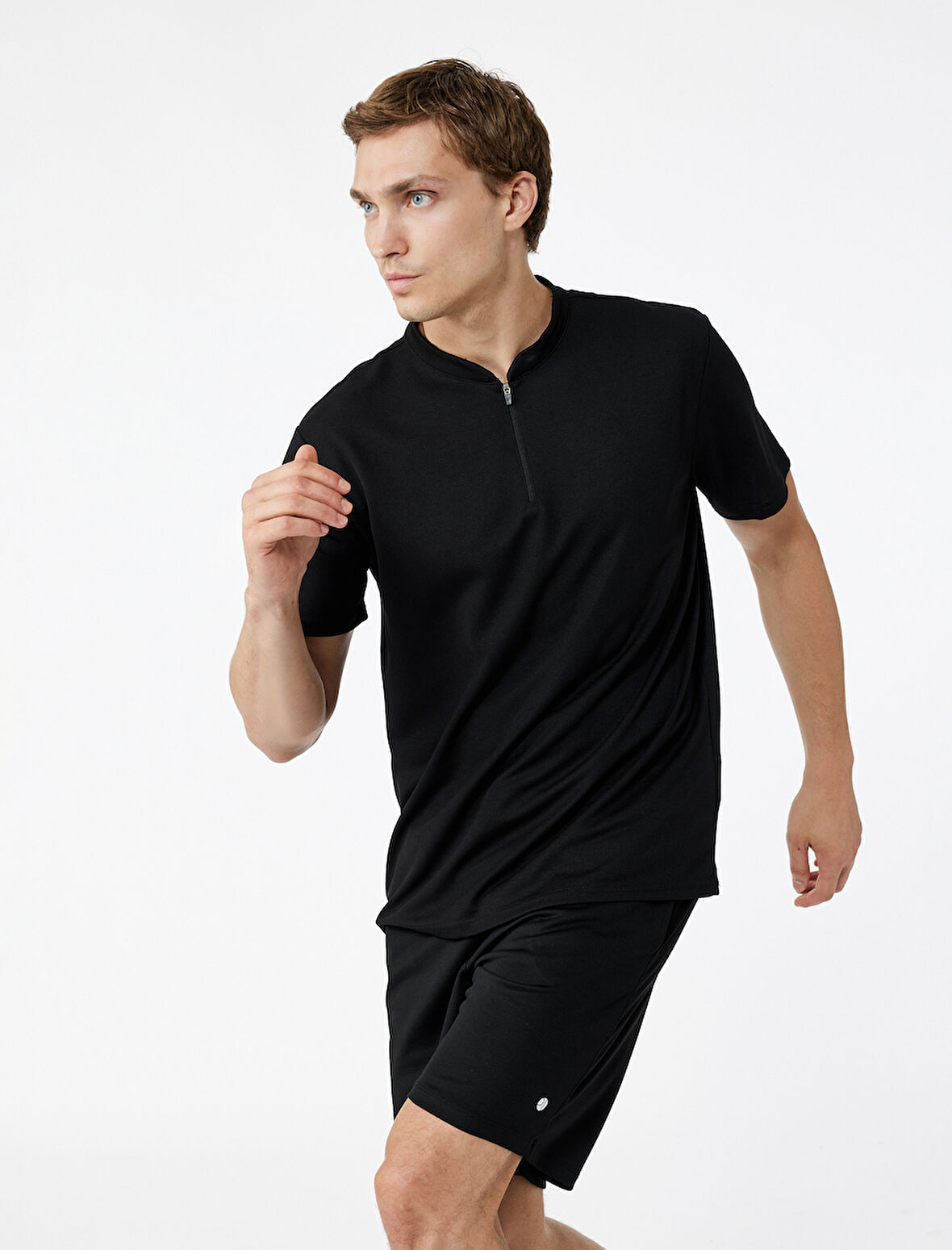 Kısa Kollu Yarım Fermuarlı Dik Yaka Spor Tişört