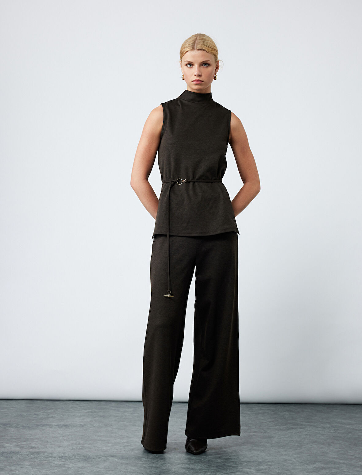 Metal Aksesuarlı Dik Yaka Kolsuz Kemerli Uzun Bluz