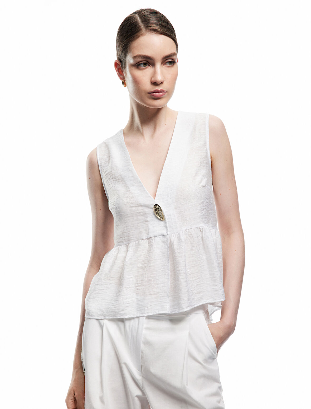 Koton X Melis Ağazat - Deniz Kabuğu Aksesuar Detaylı V Yaka Kolsuz Peplum Bluz