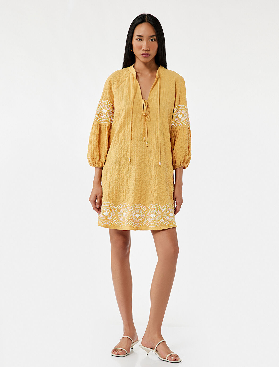 Pamuklu İşleme Detaylı Rahat Kalıp Uzun Balon Kollu Bağlamalı Yaka Mini Elbise