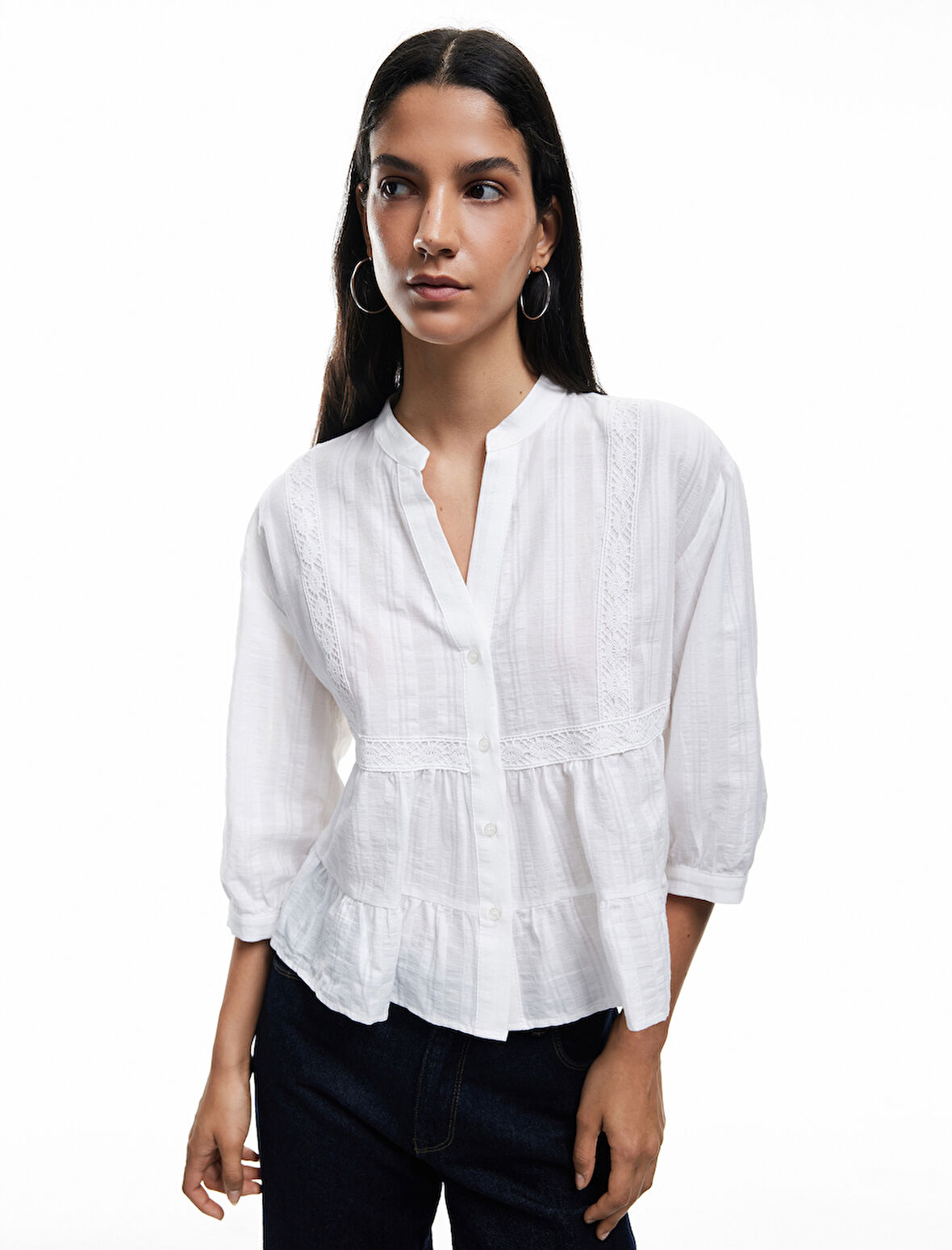 Kısa Kollu V Yaka Pamuklu Düğmeli Brodeli Bluz