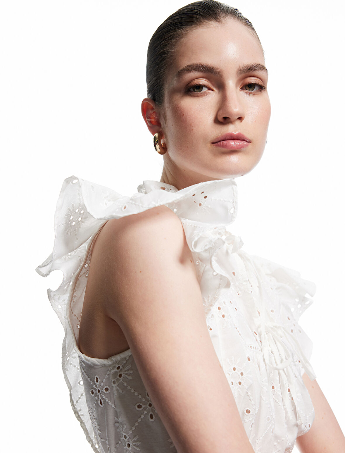 Koton X Melis Ağazat - Kolsuz Brodeli Fiyonk Detaylı Fisto Fırfırlı Bluz