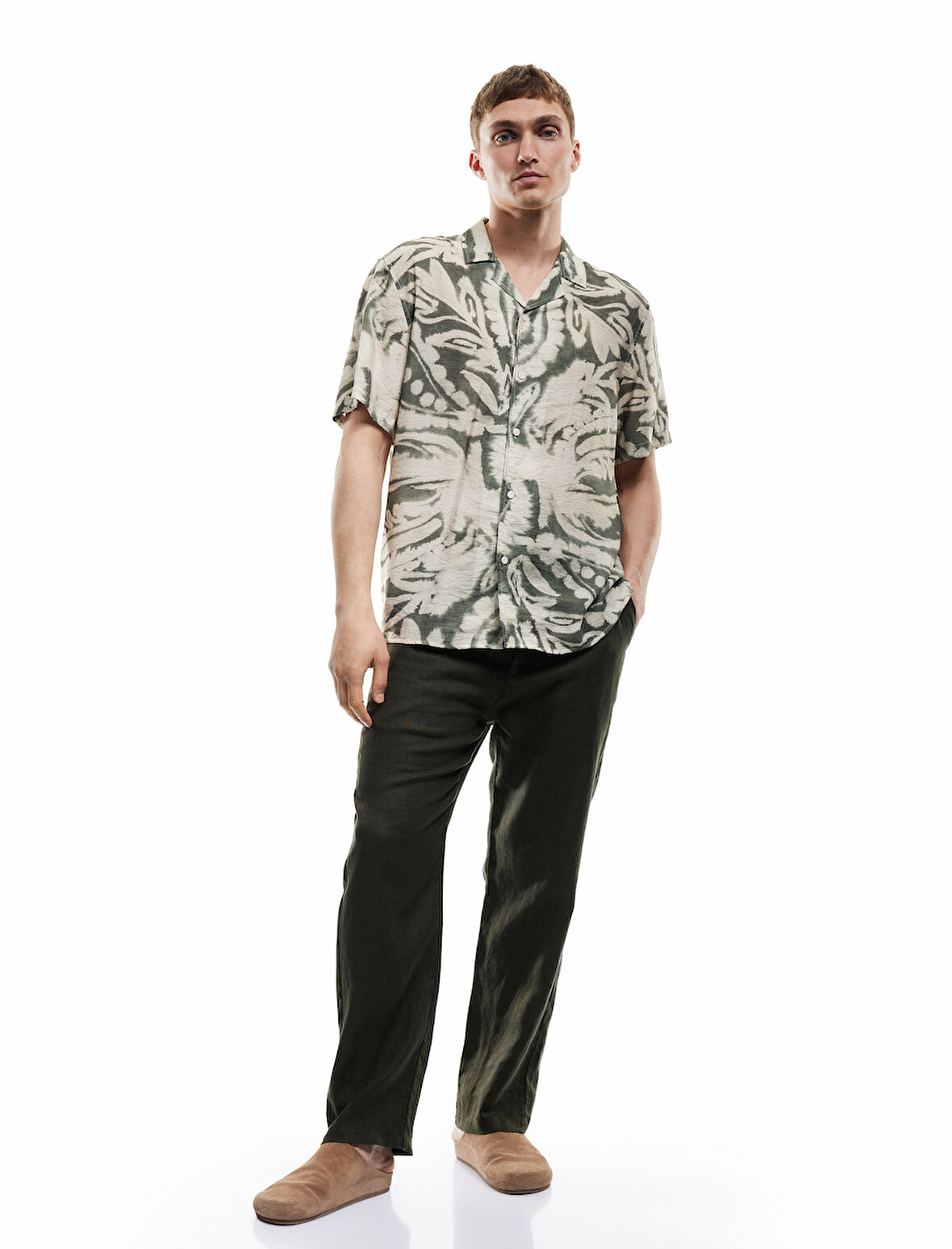Kısa Kollu Devrik Yaka Regular Fit Viskon Batik Desenli Gömlek
