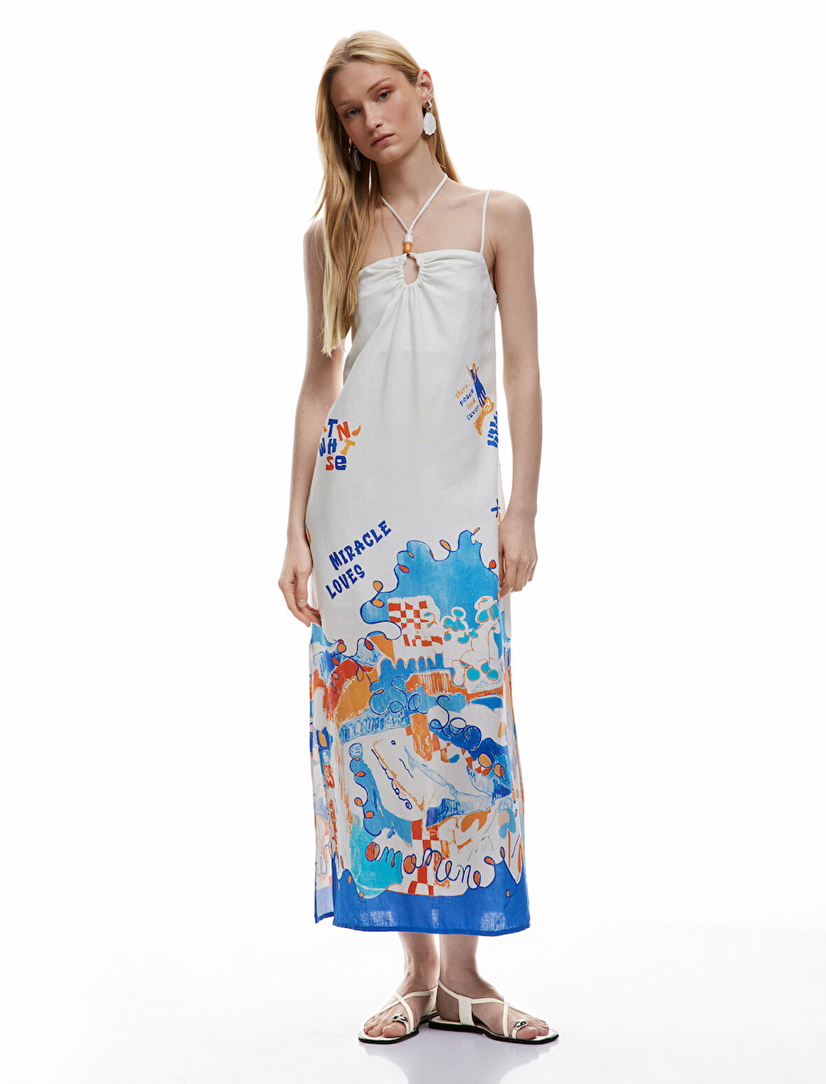 Kolsuz Boyundan Bağlama Detaylı Yırtmaçlı Desenli İnce Askılı Midi Elbise