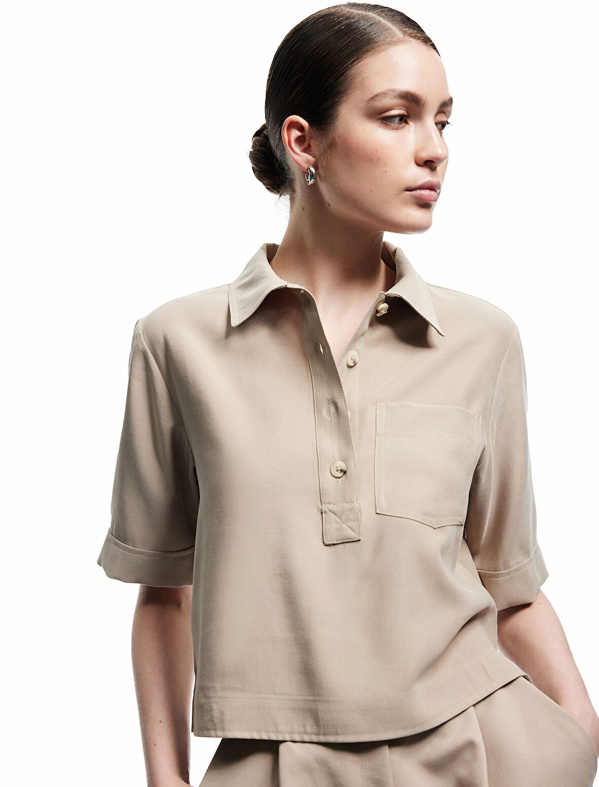 Viskon Cupro Kumaş Düğmeli Cep Detaylı Kısa Kollu Polo Yaka Crop Tişört