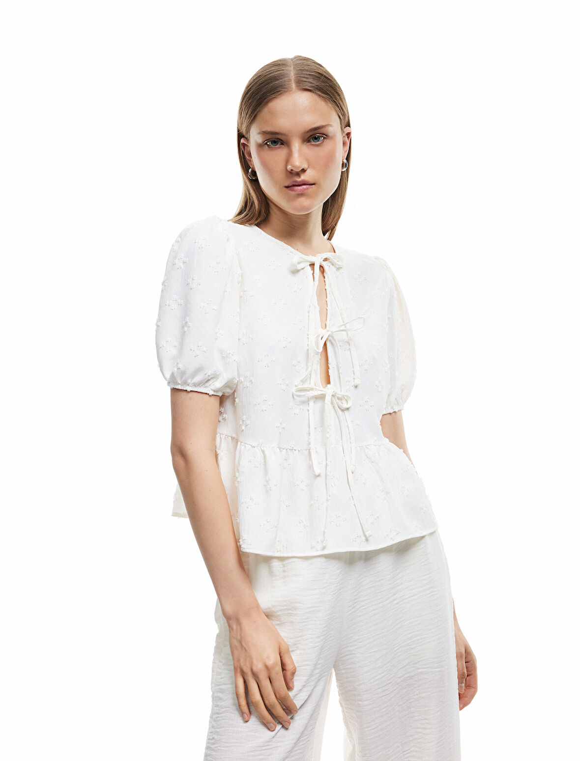 Dokulu Kısa Balon Kollu Fiyonklu Önden Bağcıklı Bluz