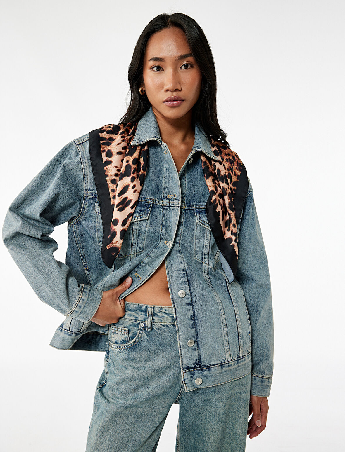 Pamuklu Uzun Kollu Klasik Yaka Cep Detaylı Düğmeli Denim Ceket