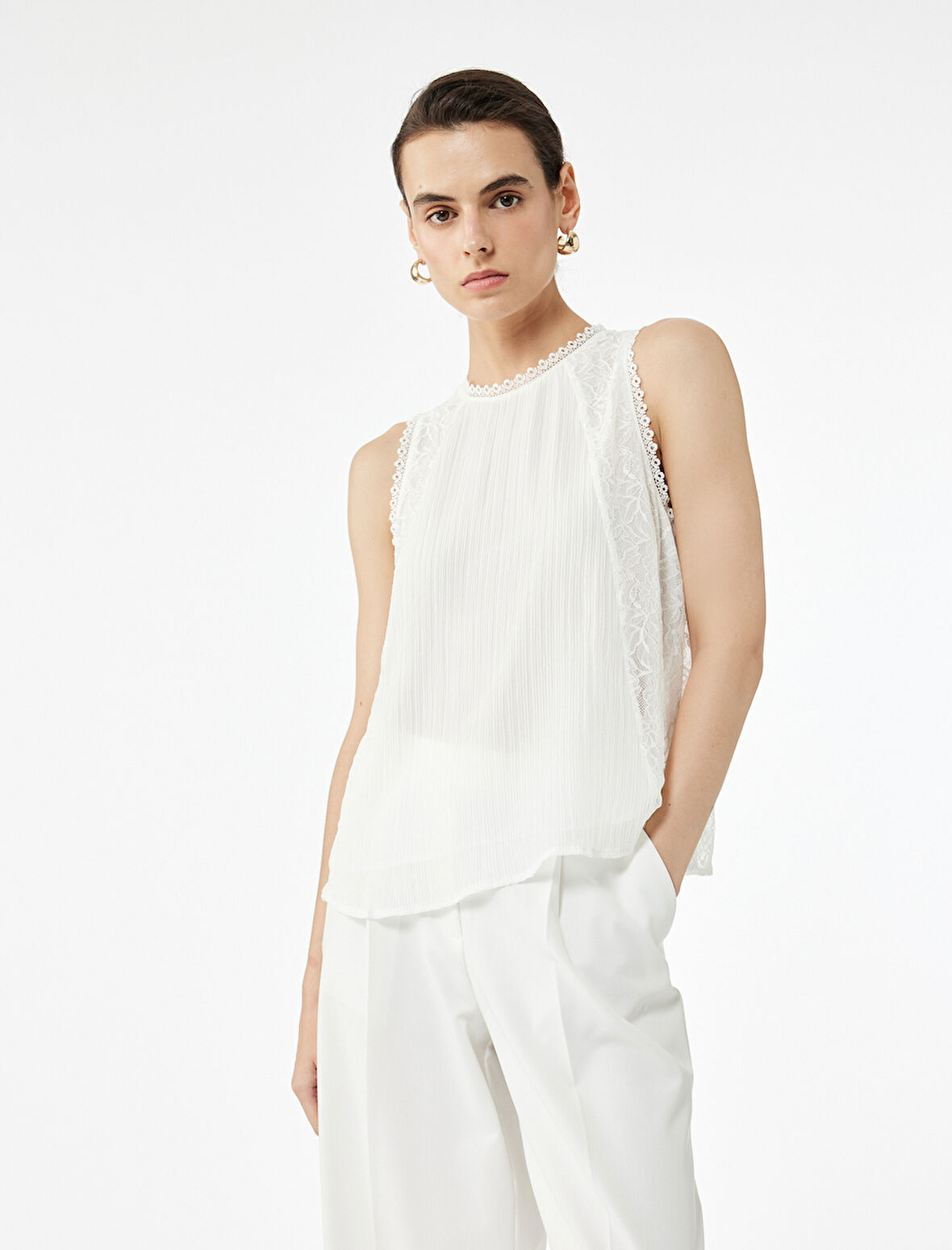 Rahat Kalıp Bisiklet Yaka Dantelli Tül Kolsuz Bluz