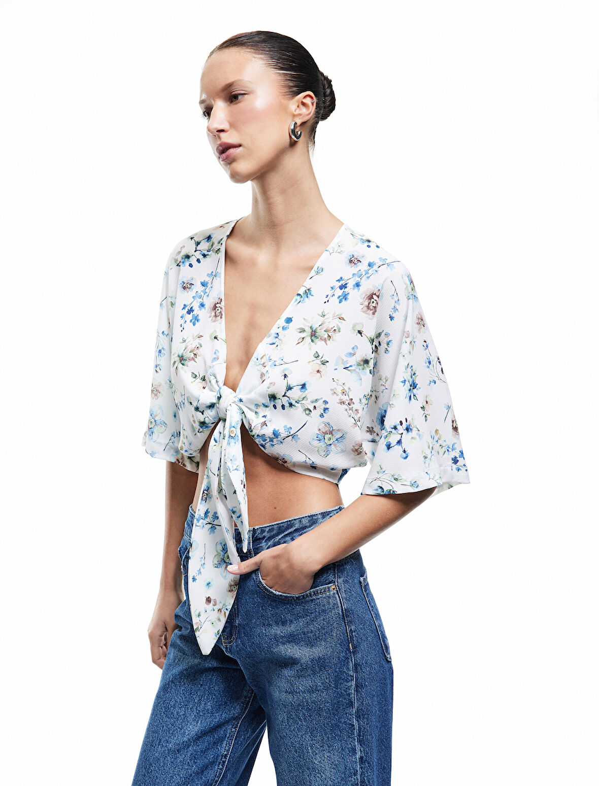 Yarım Kol V Yaka Kruvaze Önden Bağlama Detaylı Çiçekli Crop Bluz