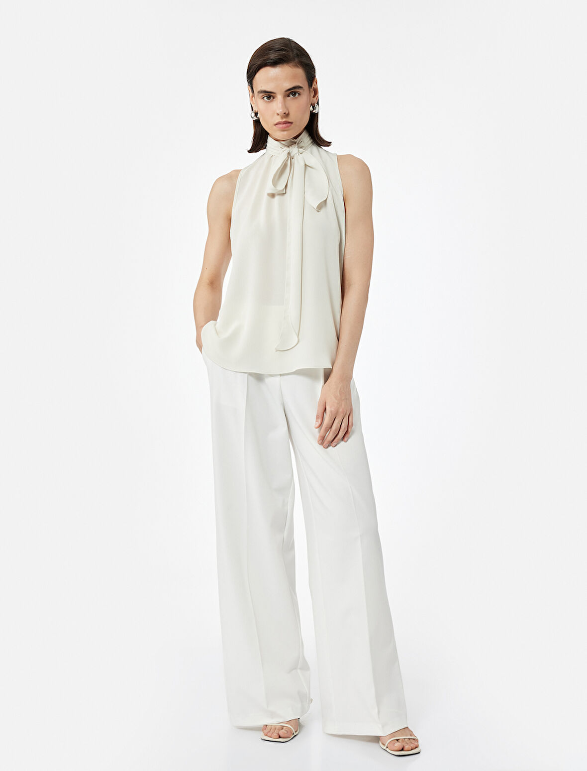 Bağlamalı Dik Yaka Kolsuz Bluz 