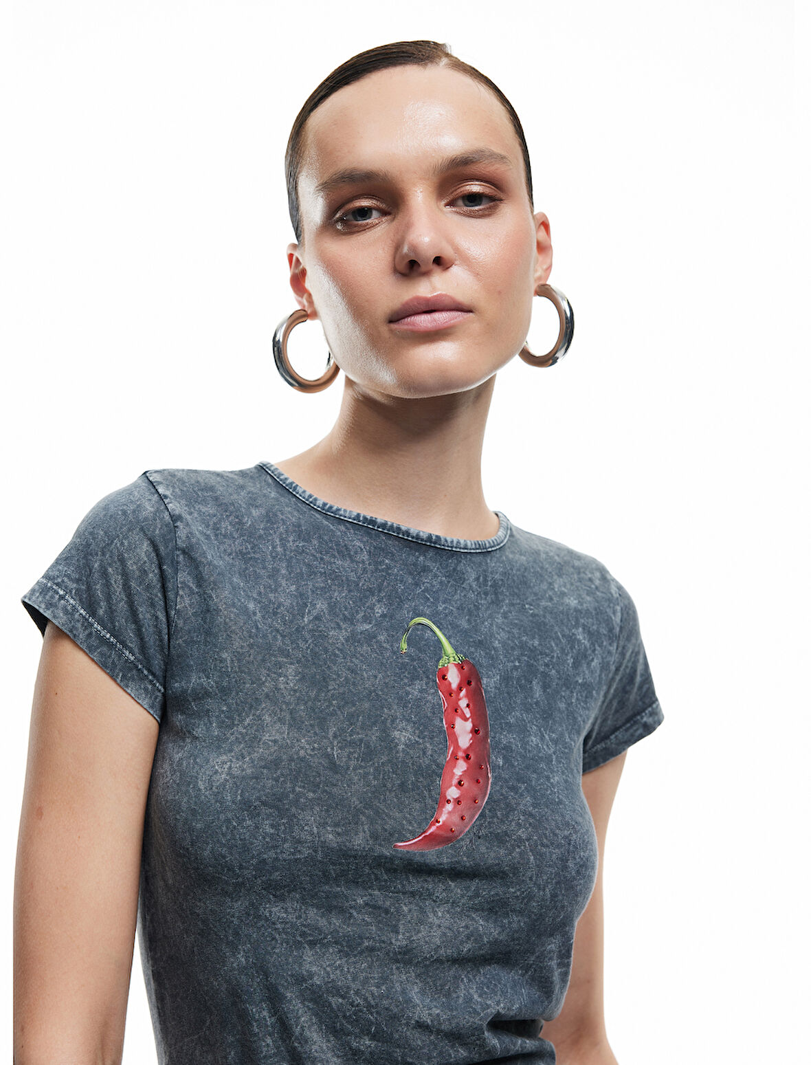 Pamuklu Kısa Kollu Bisiklet Yaka Taşlı Biber Baskılı Tişört