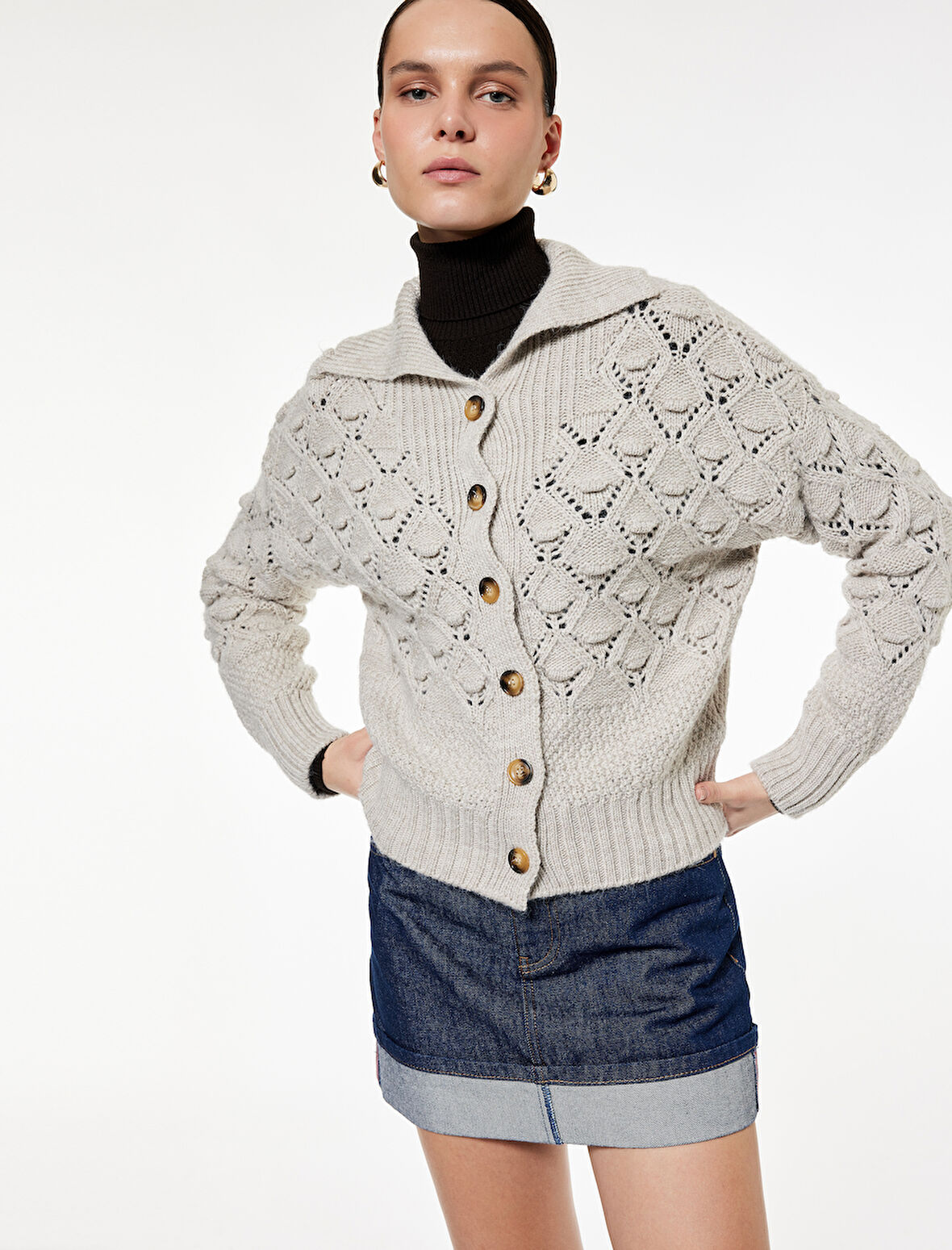 Uzun Kollu Düğmeli Devrik Yaka Örgü Hırka