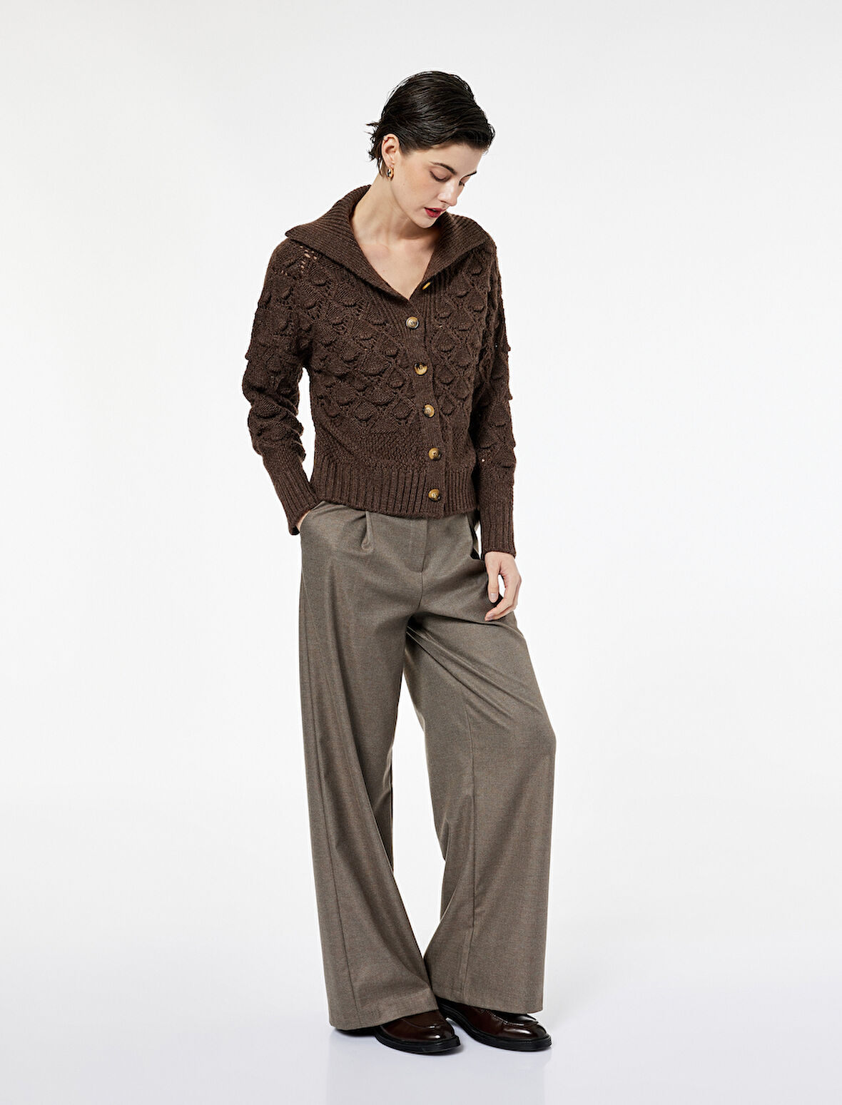 Uzun Kollu Düğmeli Devrik Yaka Örgü Hırka