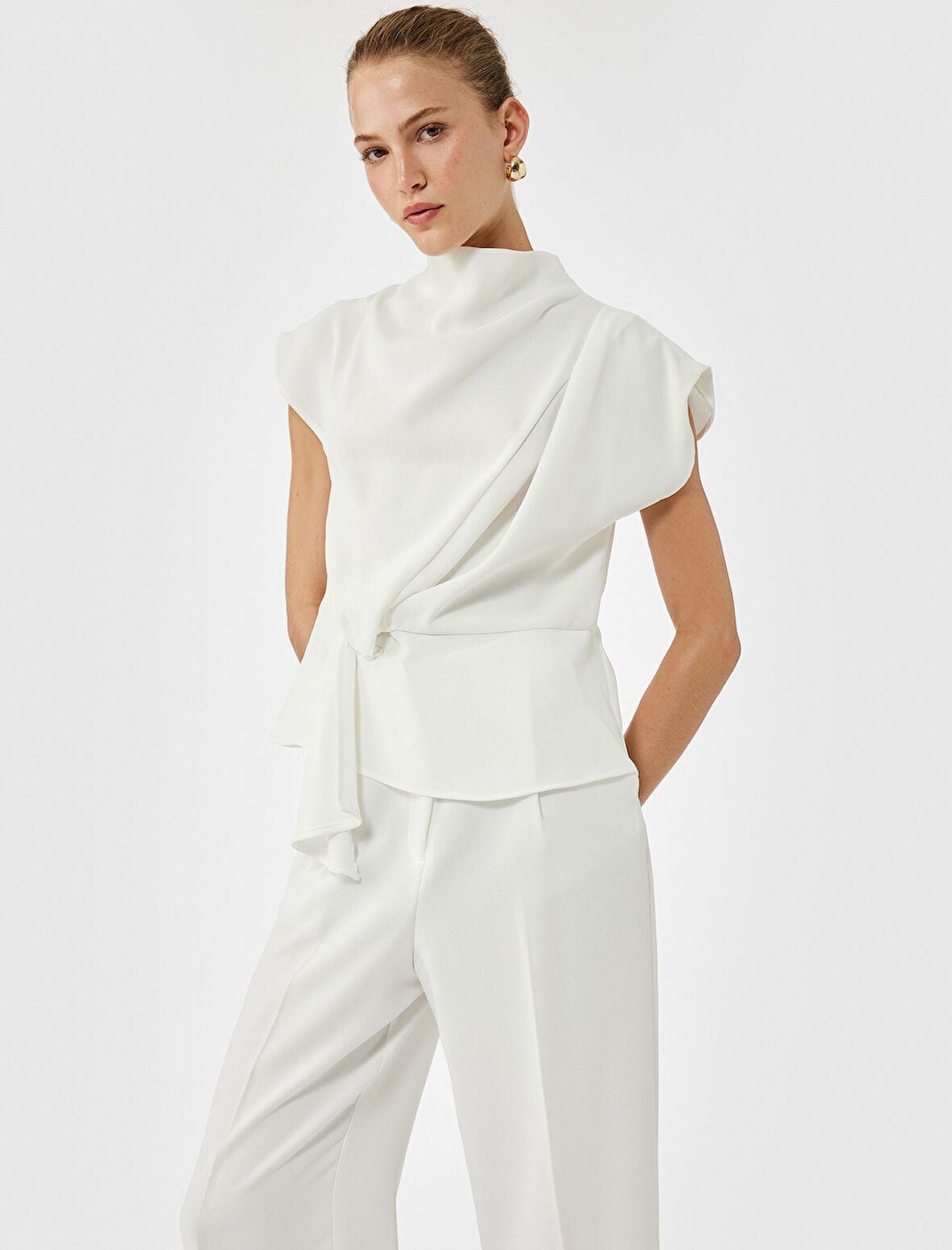 Kap Kol Düğüm Detaylı Dik Yaka Bluz