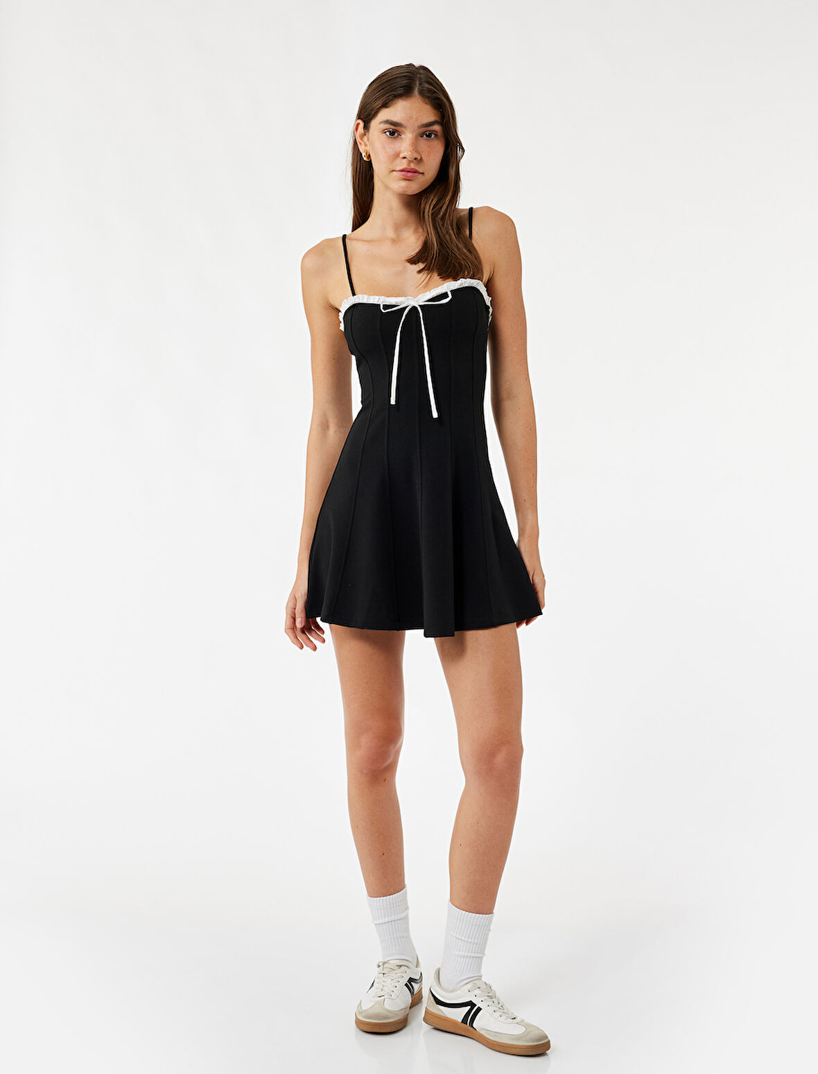 Kalp Yaka Fiyonk Detaylı Askılı Mini Elbise